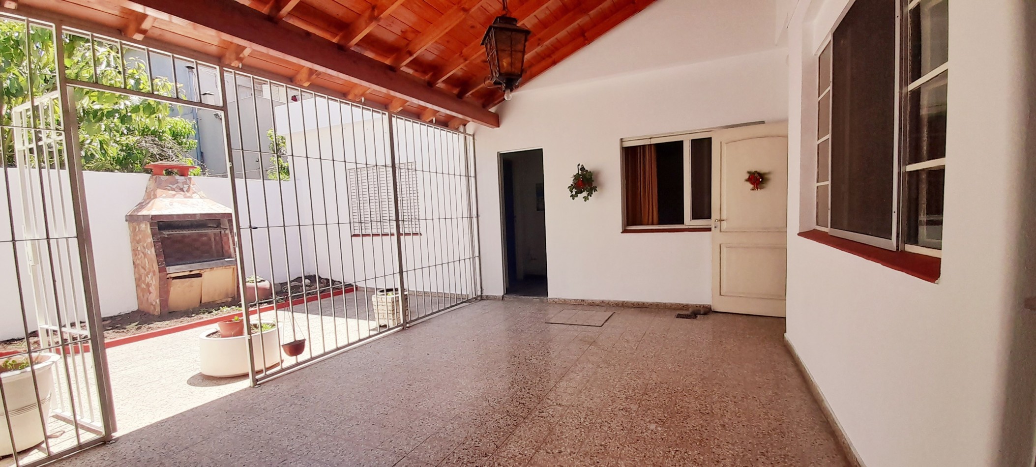 VENTA CASA 5 AMBIENTES CON COCHERA - POSIBILIDAD DE FINANCIAR