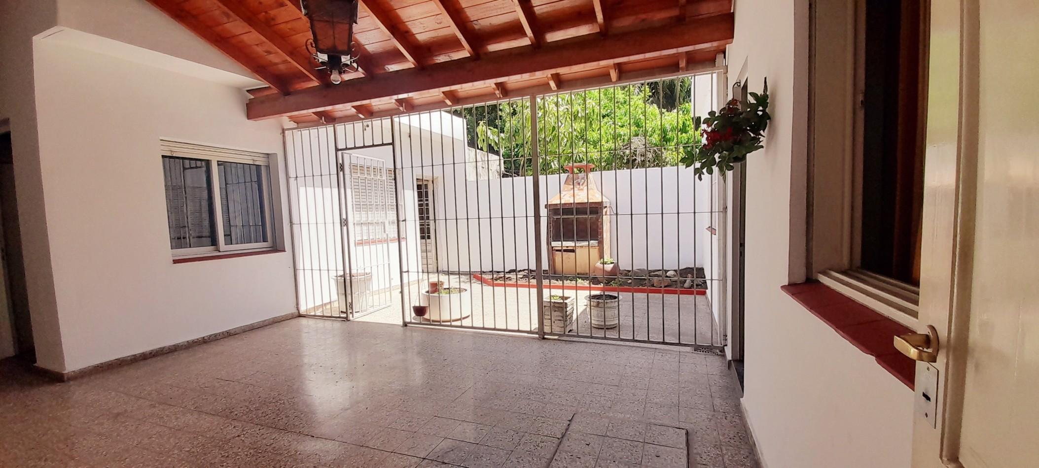 VENTA CASA 5 AMBIENTES CON COCHERA - POSIBILIDAD DE FINANCIAR