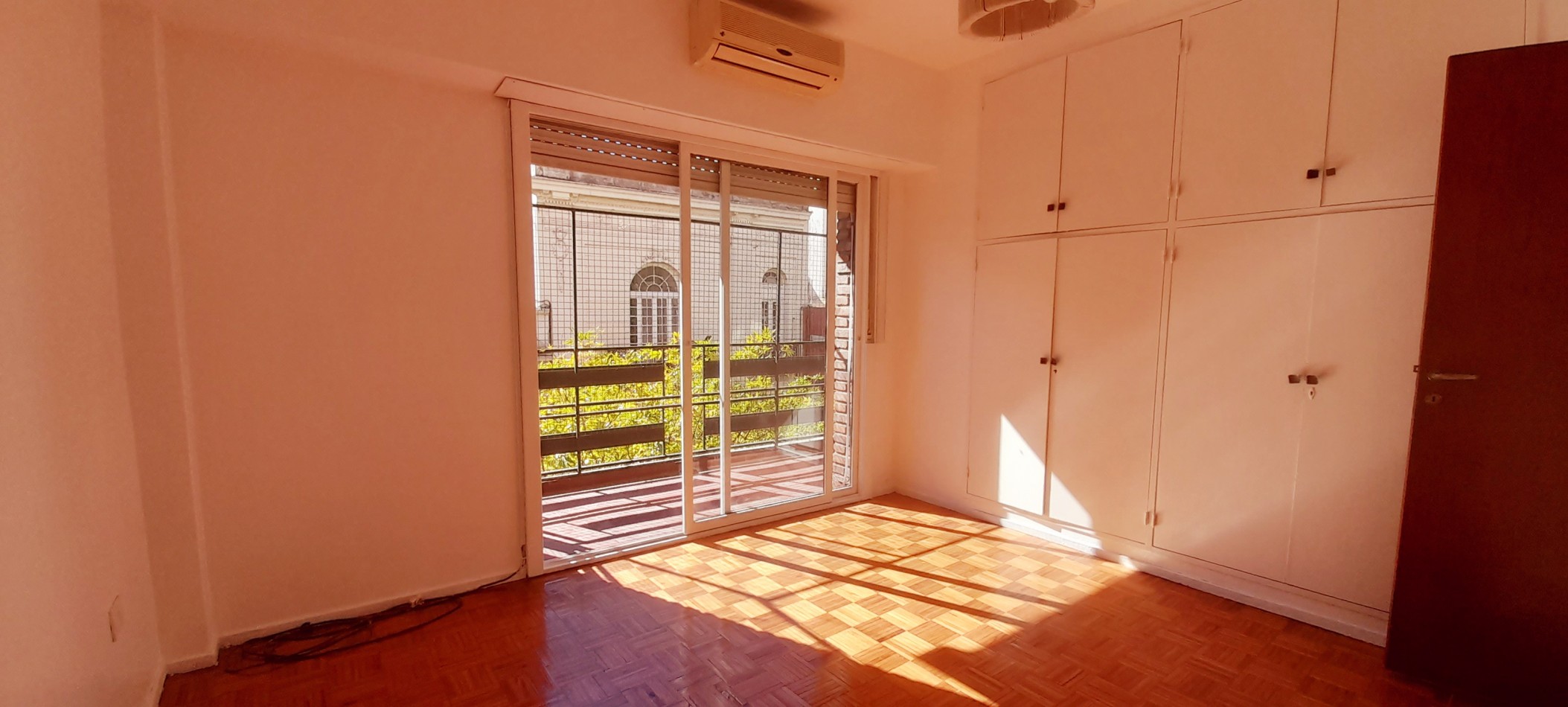 Alquila departamento 4 ambientes c/ Cochera