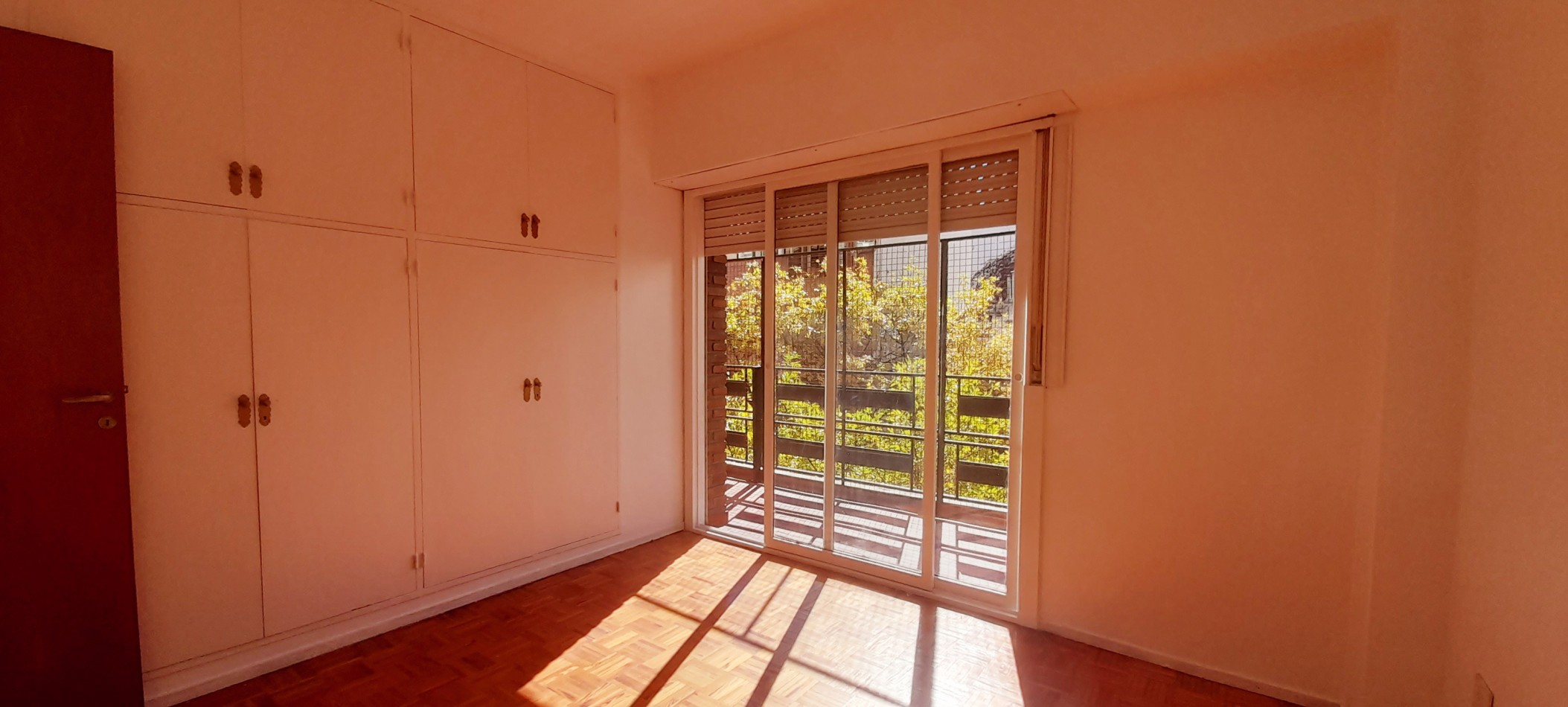 Alquila departamento 4 ambientes c/ Cochera