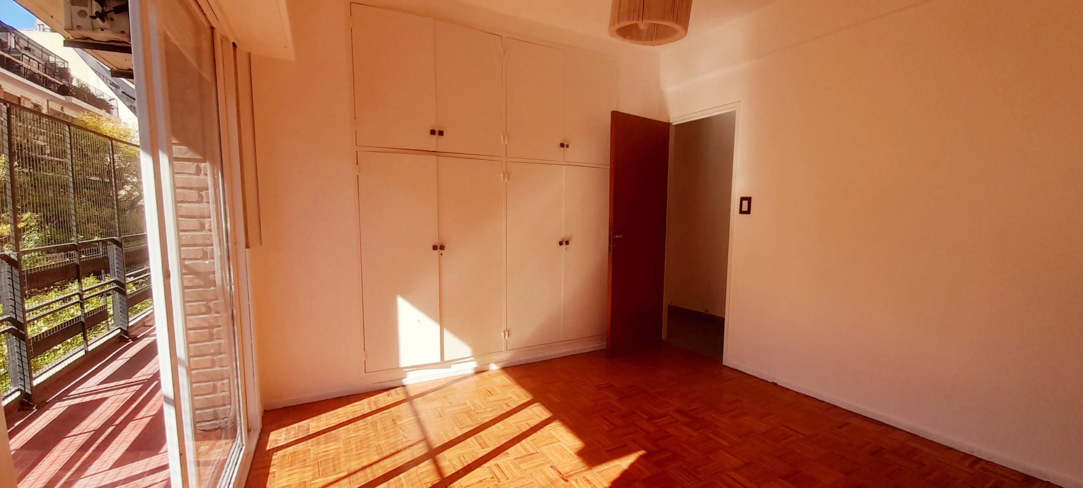 Alquila departamento 4 ambientes c/ Cochera