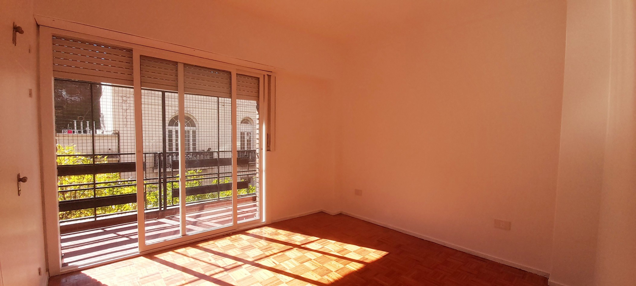 Alquila departamento 4 ambientes c/ Cochera