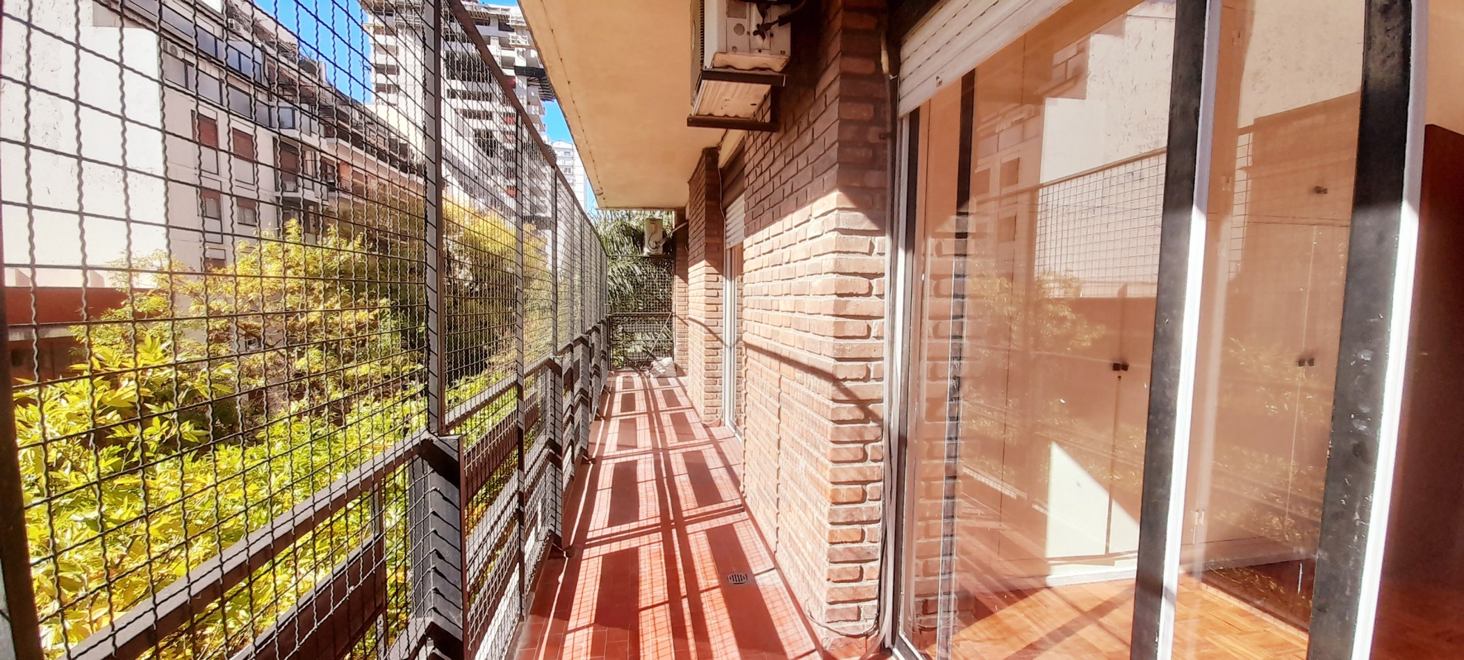 Alquila departamento 4 ambientes c/ Cochera